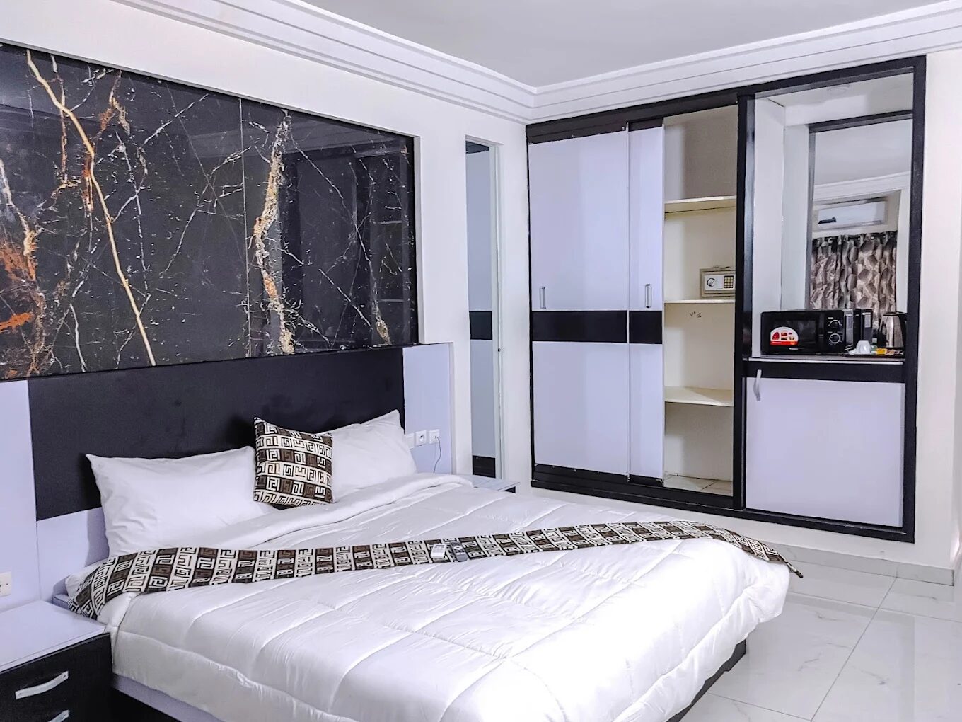 Chambre du Lewegri Hôtel avec lit double et rangements