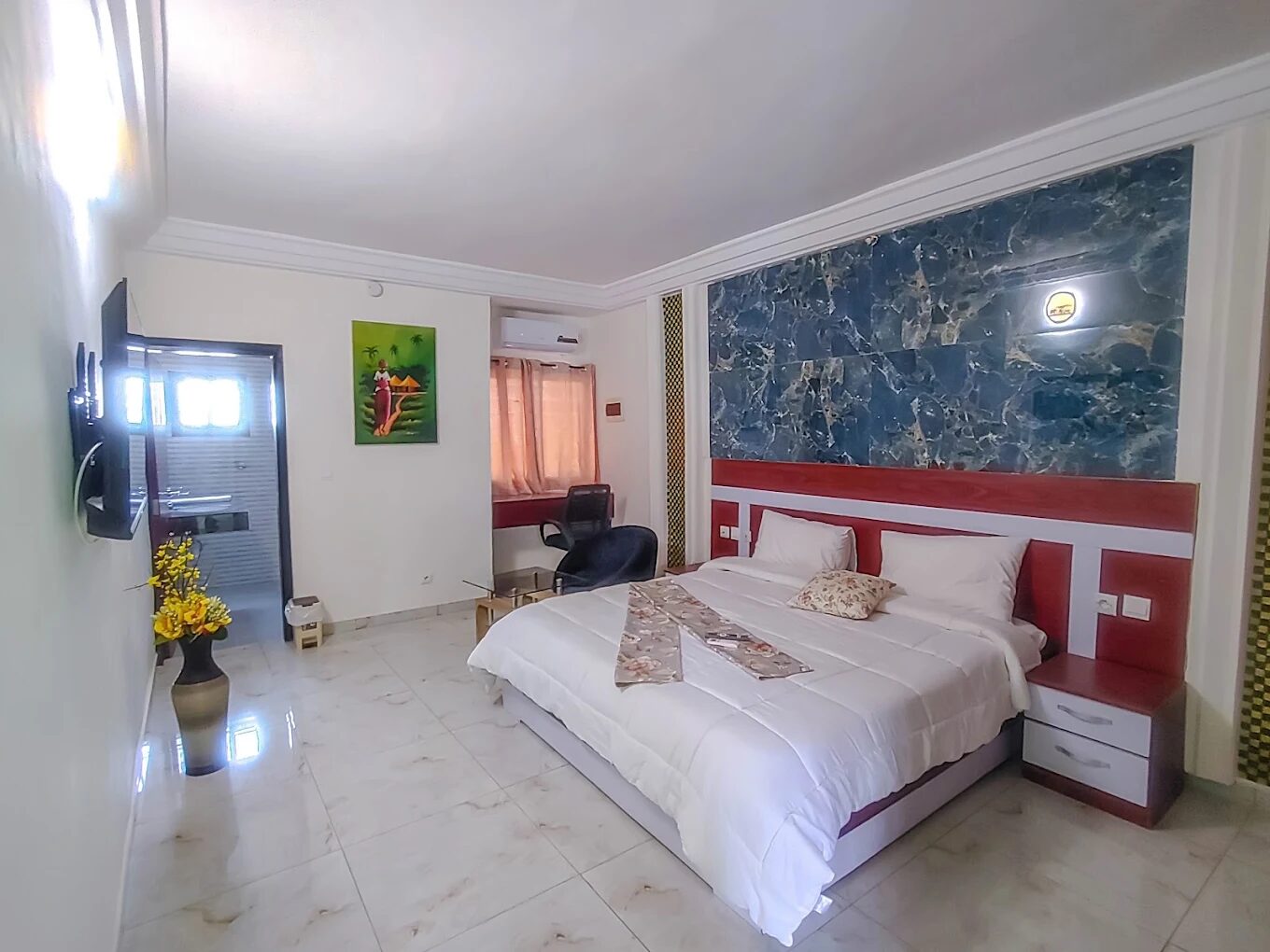Chambre du Lewegri Hôtel avec coin bureau