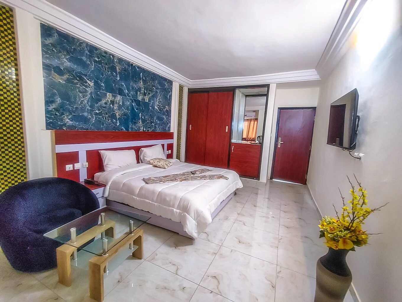 Chambre du Lewegri Hôtel avec télévision et coin salon