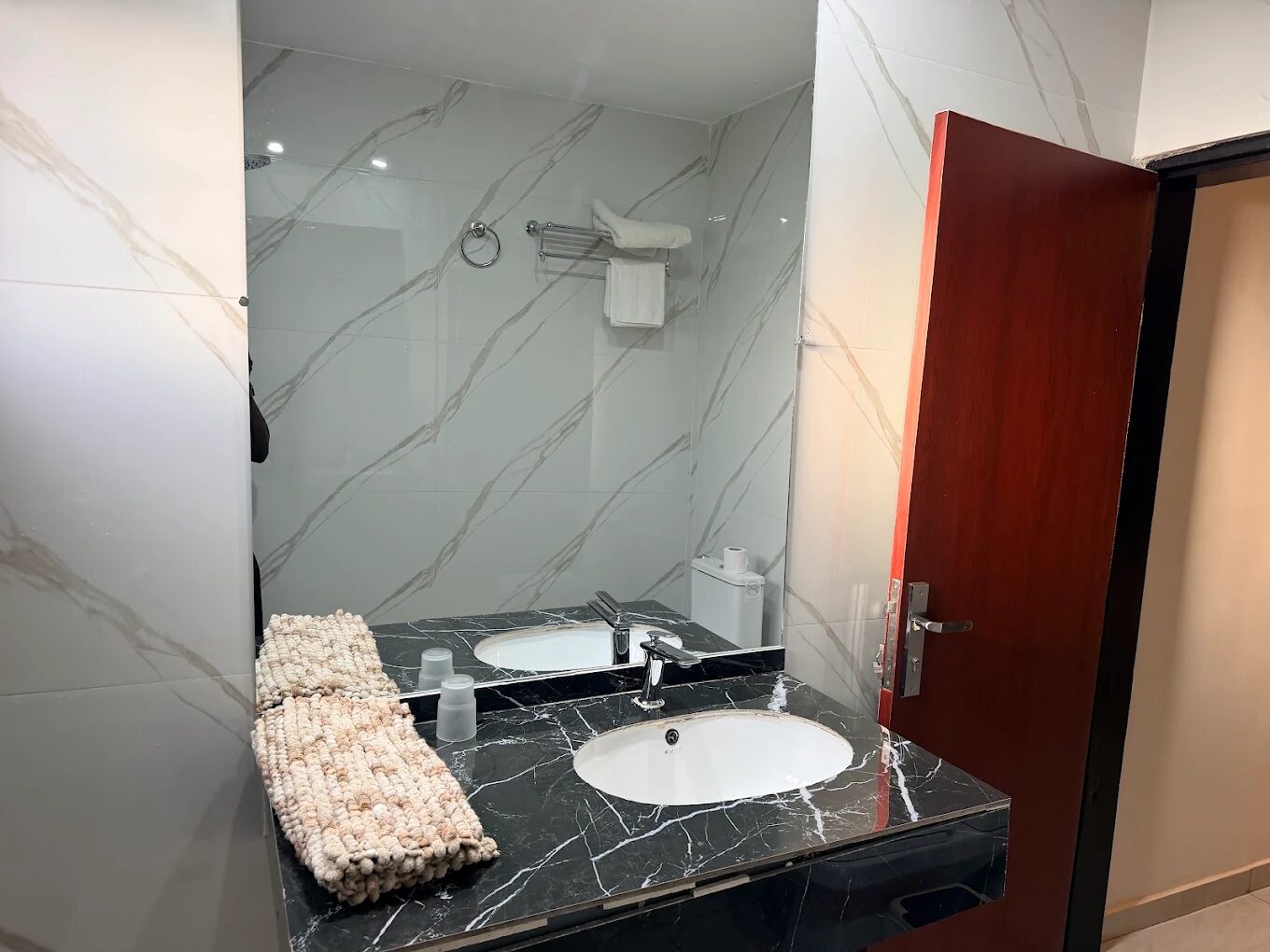 Salle de bain avec douche et vasque